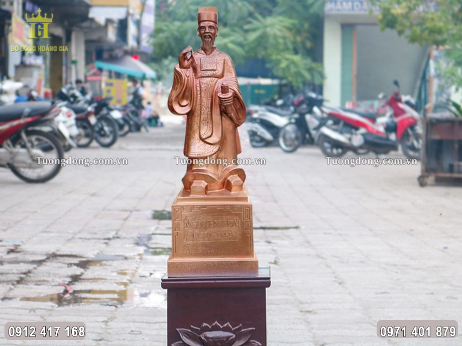 Bề mặt bức tượng giữ màu đỏ mộc